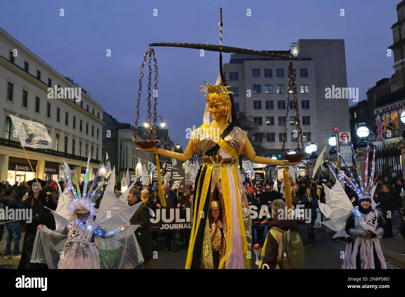 Londra, Regno Unito. 11th febbraio, 2023. I sostenitori del fondatore di WikiLeaks, Julian Assange, hanno partecipato a un carnevale notturno chiedendo il suo rilascio dalla prigione. Attualmente è detenuto nella prigione di Belmarsh e, se estradato negli Stati Uniti, rischia di essere condannato a 175 anni di pena. Credit: Undicesima ora di Fotografia/Alamy Live news Foto Stock