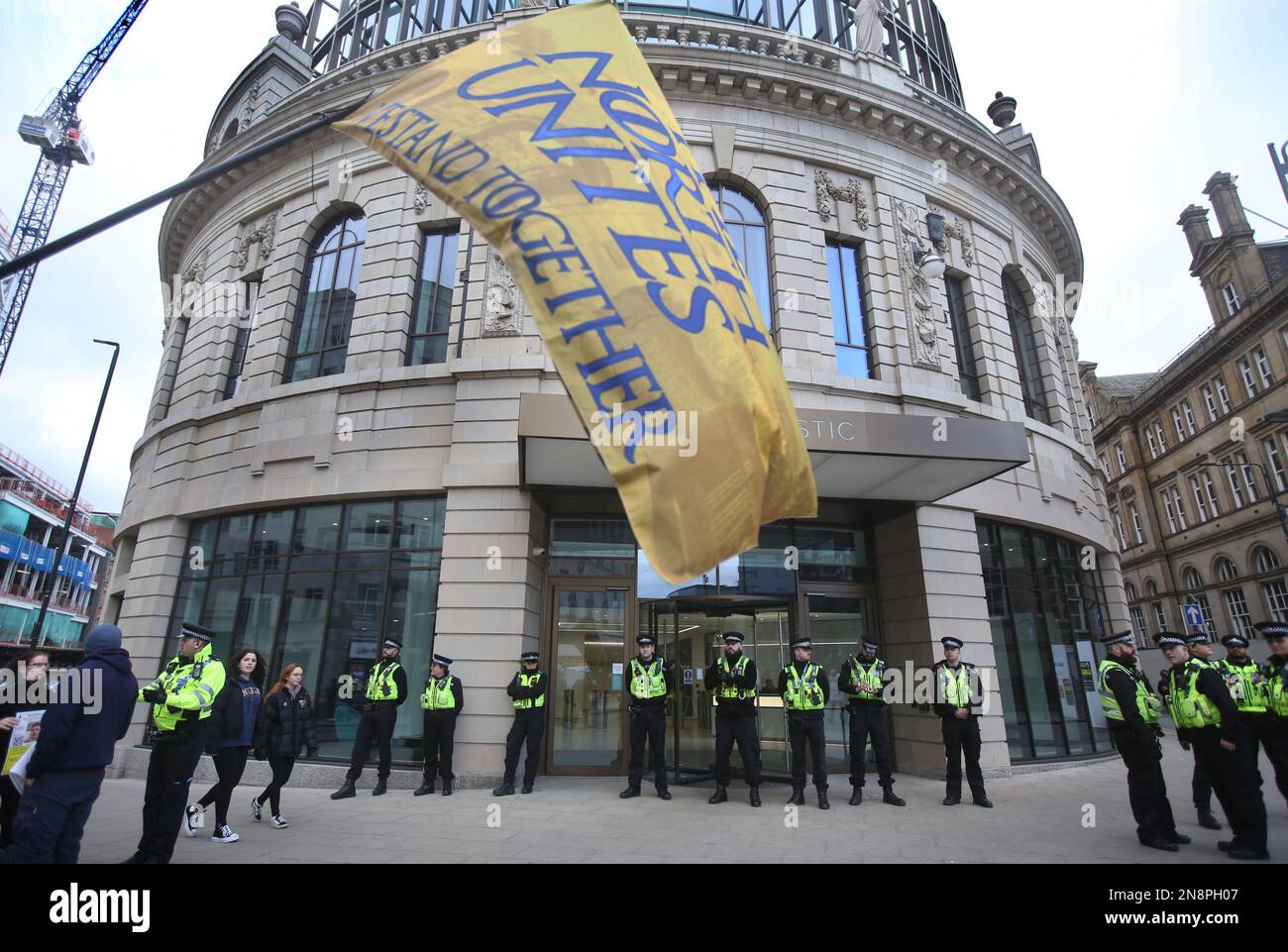 Un manifestante detiene una bandiera di North Unites mentre la polizia impedisce ai manifestanti di avvicinarsi all'edificio del canale 4. Gli attivisti della libertà marciano in tutto il centro della città e dimostrano di avere aziende mediatiche esterne. L'evento "Media is the Virus" si svolge in città del Regno Unito e a livello internazionale. I manifestanti sentono che le organizzazioni dei media hanno detto menzogne in tutte le restrizioni del Covid-19, rifiutando di far sentire la parte dei manifestanti della tesi. Inoltre, sentono di ignorare lo schema del cartellino giallo e il vaccino covid-19 danneggiato, di non essere precisi nel riferire i cambiamenti climatici e sempre più Foto Stock