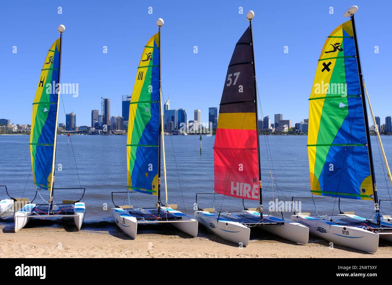 Perth: Catamarani a noleggio sulla spiaggia del Fiume Swan con vista dello skyline della citta' di Perth, Australia Occidentale Foto Stock