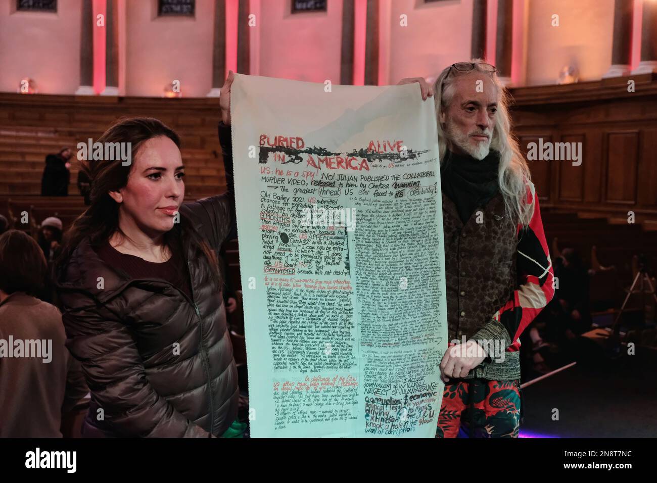 Londra, Regno Unito. 11th febbraio, 2023. Stella Assange (L) e ben Westwood (R), figlio del compianto Vivienne, reggono una sciarpa fatta dal designer. Un raduno si è tenuto presso l'Emmanuel Centre dopo un carnevale notturno che ha chiesto il rilascio del fondatore di WikiLeaks Julian Assange. A cui hanno partecipato centinaia di oratori, è stato esortato a continuare a sostenere la causa fino a quando Assange non sarà liberato dalla prigione di Belmarsh. Credit: Undicesima ora di Fotografia/Alamy Live News Foto Stock