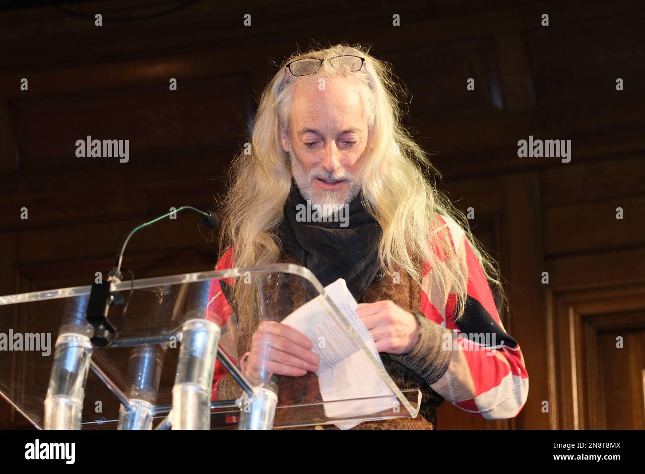 Londra, Regno Unito. 11th febbraio, 2023. Ben Westwood, figlio del compianto Vivienne, si rivolge alla folla radunata presso l'Emmanuel Centre. Ha concluso gli eventi della serata dopo un carnevale notturno chiedendo il rilascio del fondatore di WikiLeaks Julian Assange. A cui hanno partecipato centinaia di oratori, è stato esortato a continuare a sostenere la causa fino a quando Assange non sarà liberato dalla prigione di Belmarsh. Credit: Undicesima ora di Fotografia/Alamy Live News Foto Stock