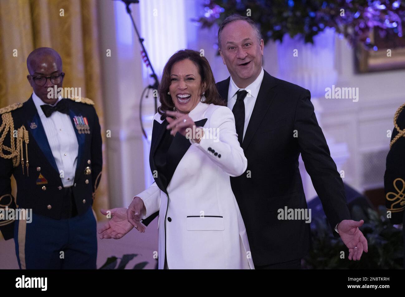 Washington, Stati Uniti. 11th Feb, 2023. Il Vice Presidente degli Stati Uniti Kamala Harris e il secondo Gentleman Doug Emhoff riconoscono gli ospiti che arrivano per una festa dopo cena per i Governatori e i loro coniugi alla Casa Bianca durante l'incontro invernale della National Governors Association a Washington, DC sabato 11 febbraio 2023. Nota: La stanza era illuminata con luce magenta. Foto di Chris Kleponis/UPI Credit: UPI/Alamy Live News Foto Stock