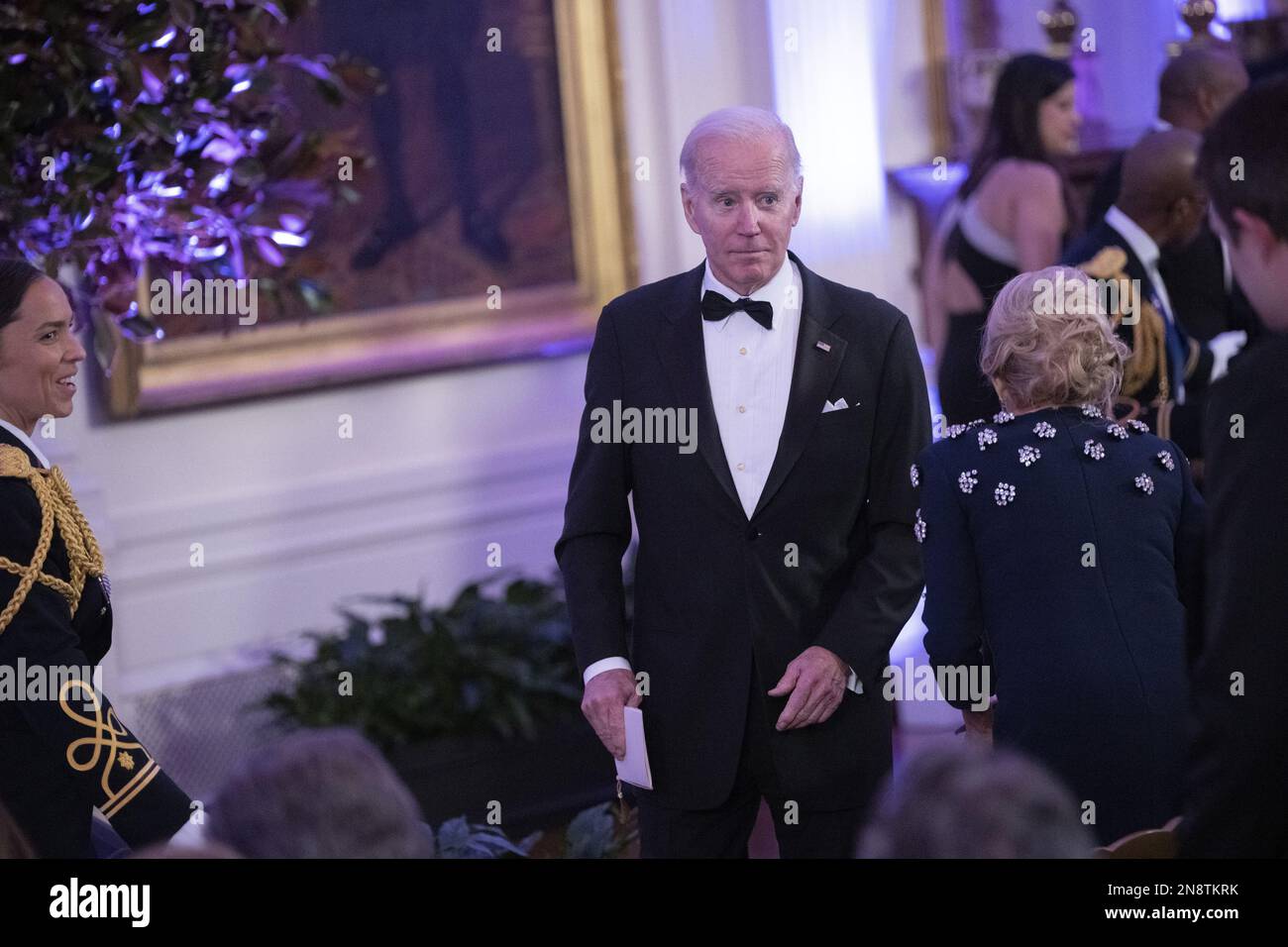 Washington, Stati Uniti. 11th Feb, 2023. Il presidente degli Stati Uniti Joe Biden arriva alla Casa Bianca per una festa dopo cena per i governatori e i loro coniugi durante la riunione invernale della National Governors Association a Washington, DC sabato 11 febbraio 2023. Nota: La stanza era illuminata con luce magenta. Foto di Chris Kleponis/UPI Credit: UPI/Alamy Live News Foto Stock