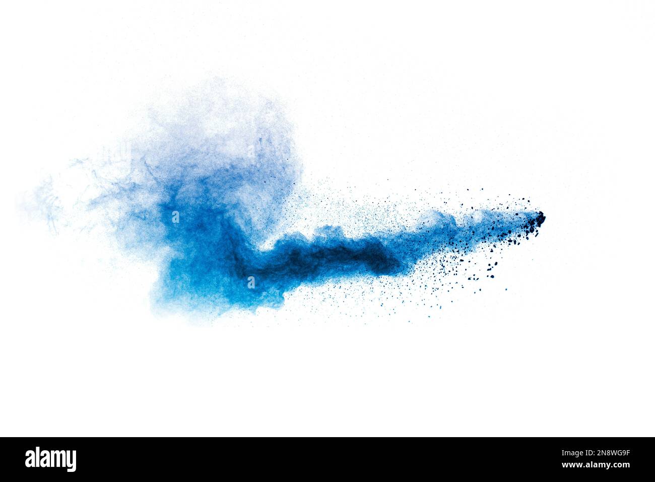 Spruzzi di polvere di colore blu. Particelle di polvere blu schizzano su fondo bianco nero. Foto Stock