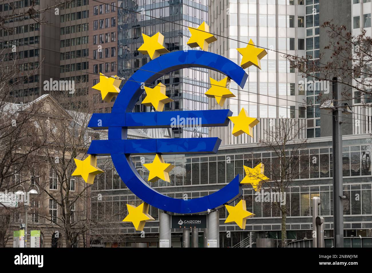 Simbolo dell'euro nel distretto bancario della Willy-Brand-Platz. Moneta nell'Unione europea. Famoso segno nel centro della città. Foto Stock