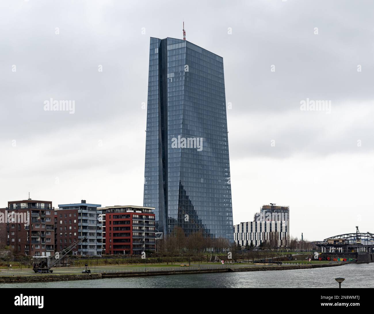 ECB Tower vicino al fiume meno. Grattacielo della Banca centrale europea. L'edificio degli uffici nello skyline vicino ad altre case in citta'. Foto Stock