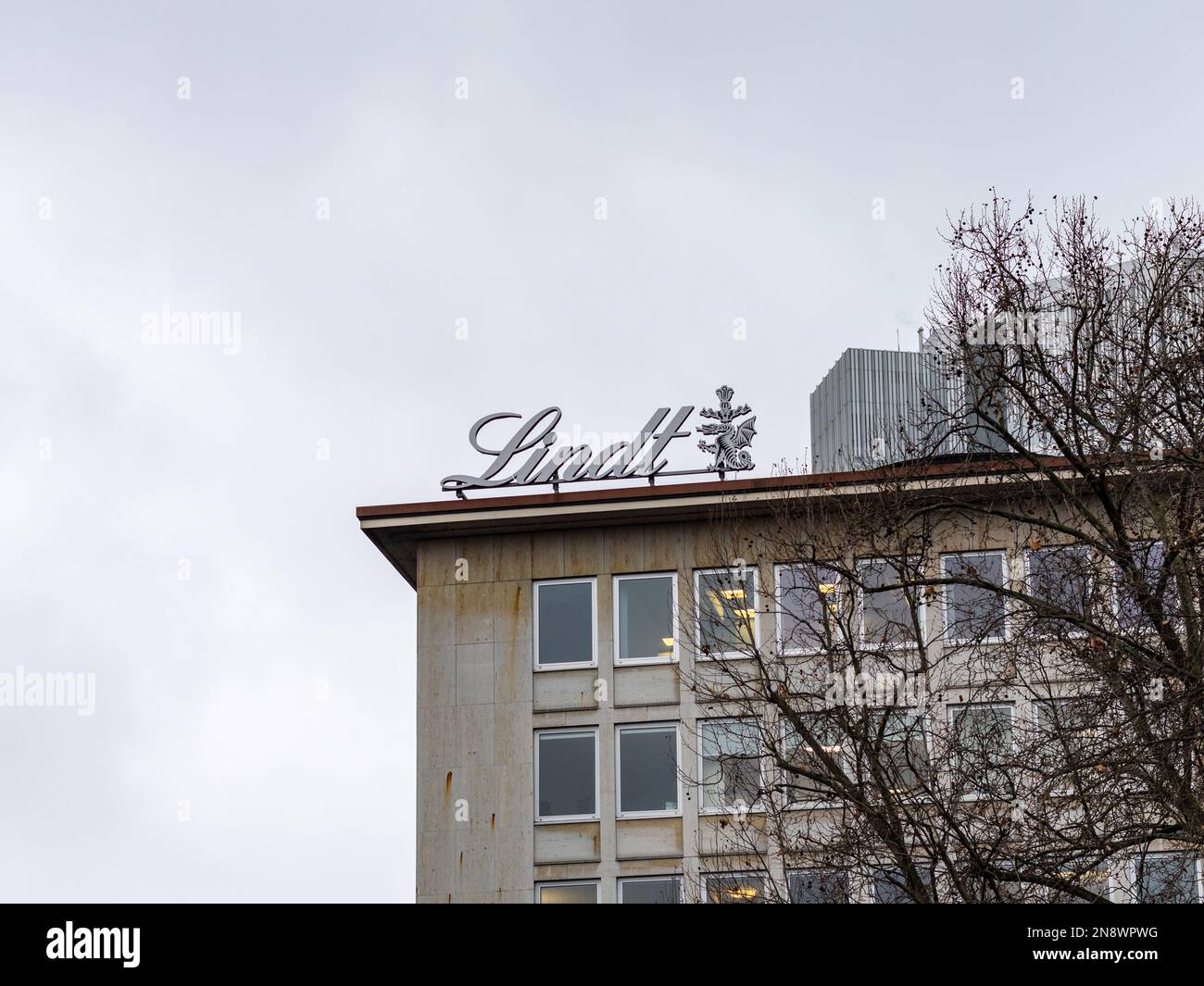 Logo Lindt sull'esterno dell'edificio boutique della città. Azienda svizzera di cioccolateria e pasticceria. Pubblicità su un negozio in città. Foto Stock