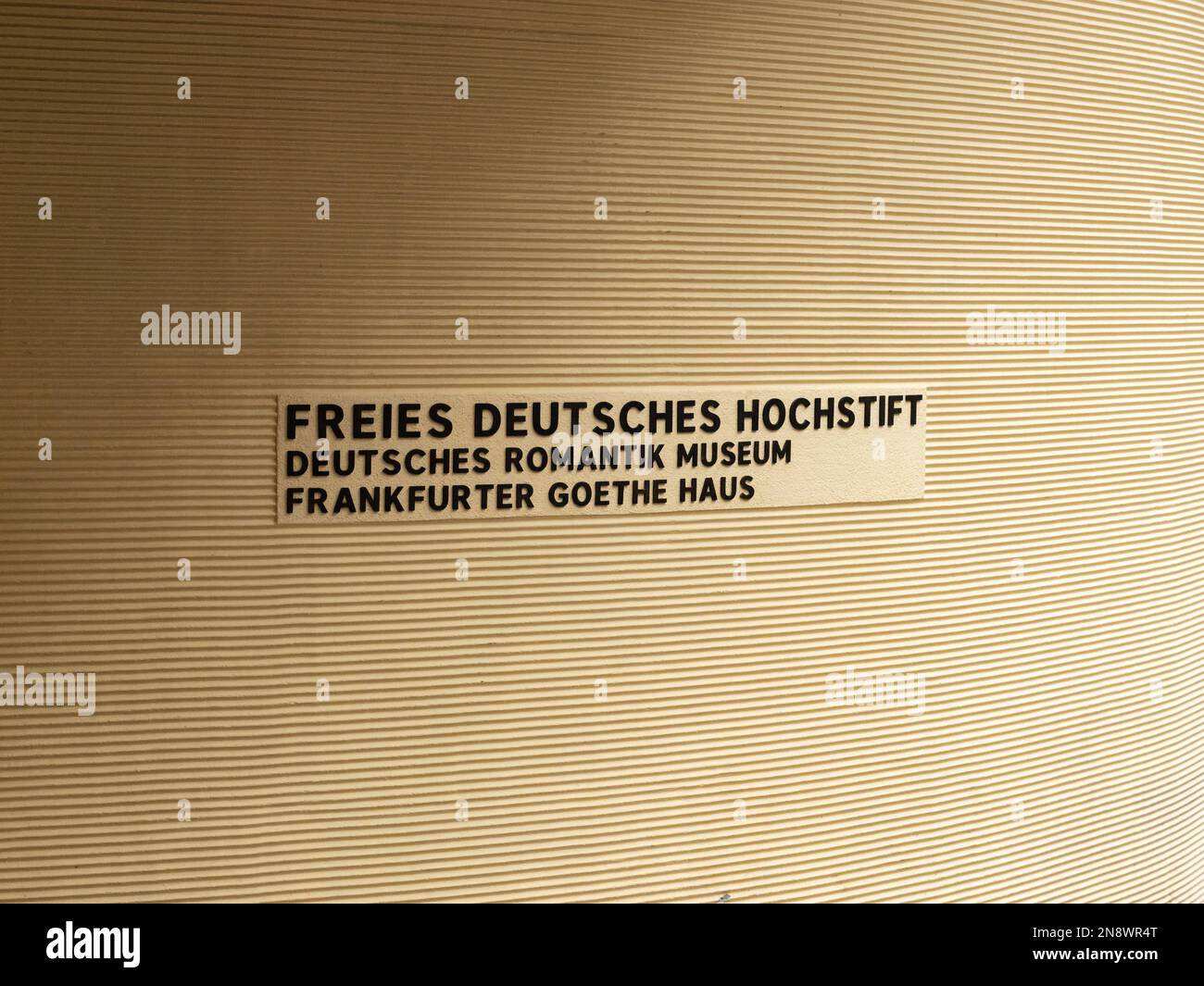 Cartello del Deutsches Romantik Museum (Museo del Romanticismo tedesco) sull'esterno dell'edificio. Destinazione del viaggio nel centro città. Cultura tedesca. Foto Stock