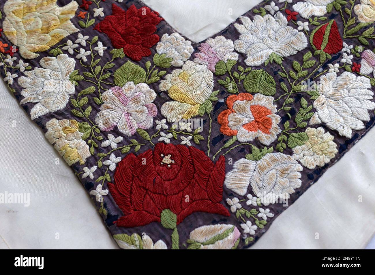 The detail of the embroidery on a traditional garment worn by indigenous women known as a "huipil" that belonged to late Mexican artist Frida Kahlo is displayed in an office before going on exhibit at the Frida Kahlo museum in Mexico City, Tuesday, Oct. 2, 2012. A full collection from Kahlo's wardrobe will go on public display Nov. 22 in Mexico City after being locked for nearly 50 years in her armoires and dressers: jewelry, shoes and clothes that still carry the scent of the late artist's perfume and cigarette smoke or stains from painting. (AP Photo/Dario Lopez-Mills) Foto Stock