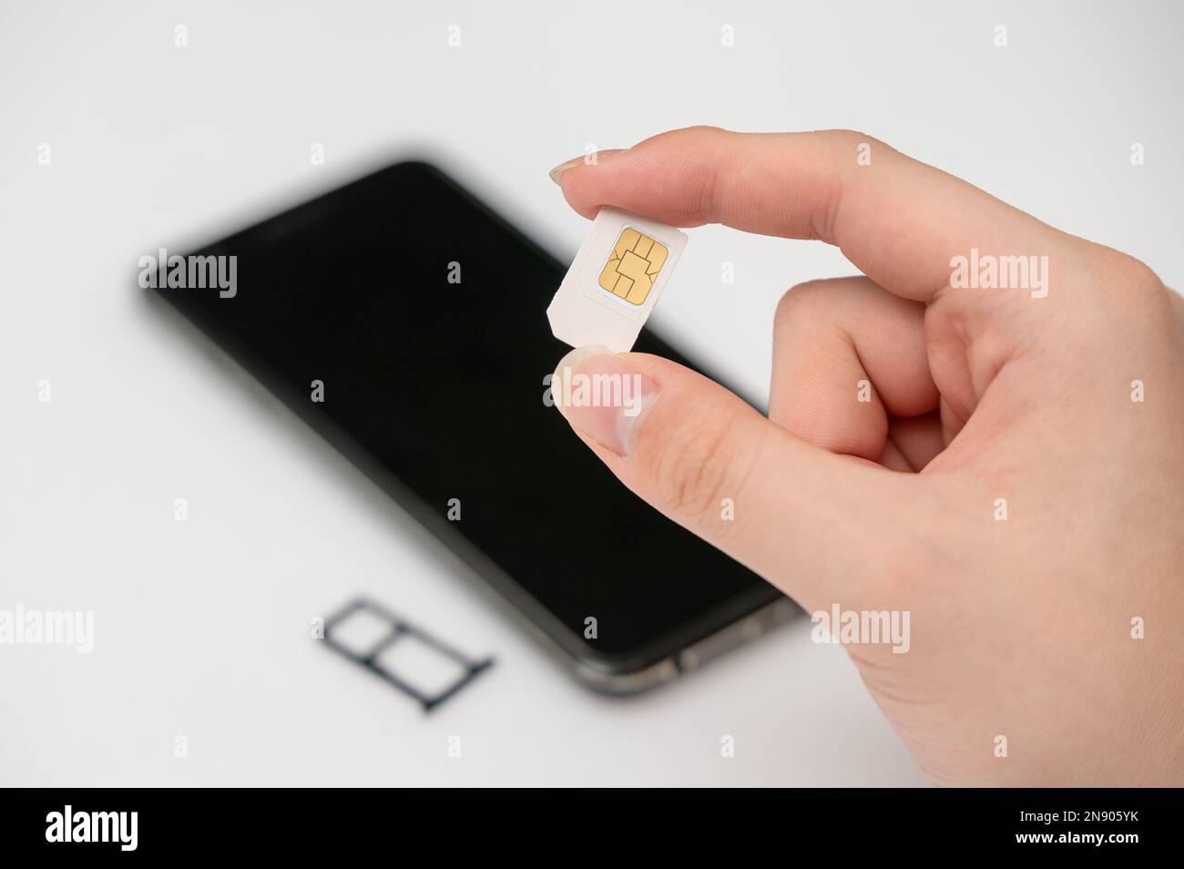 Sostituzione della scheda SIM nel telefono. Simcard mobile Foto Stock