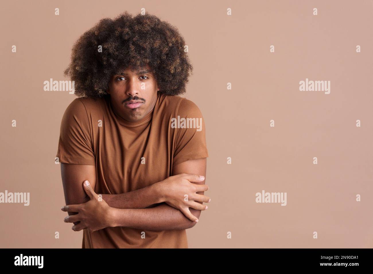 Uomo africano con capelli ricci al freddo Foto Stock