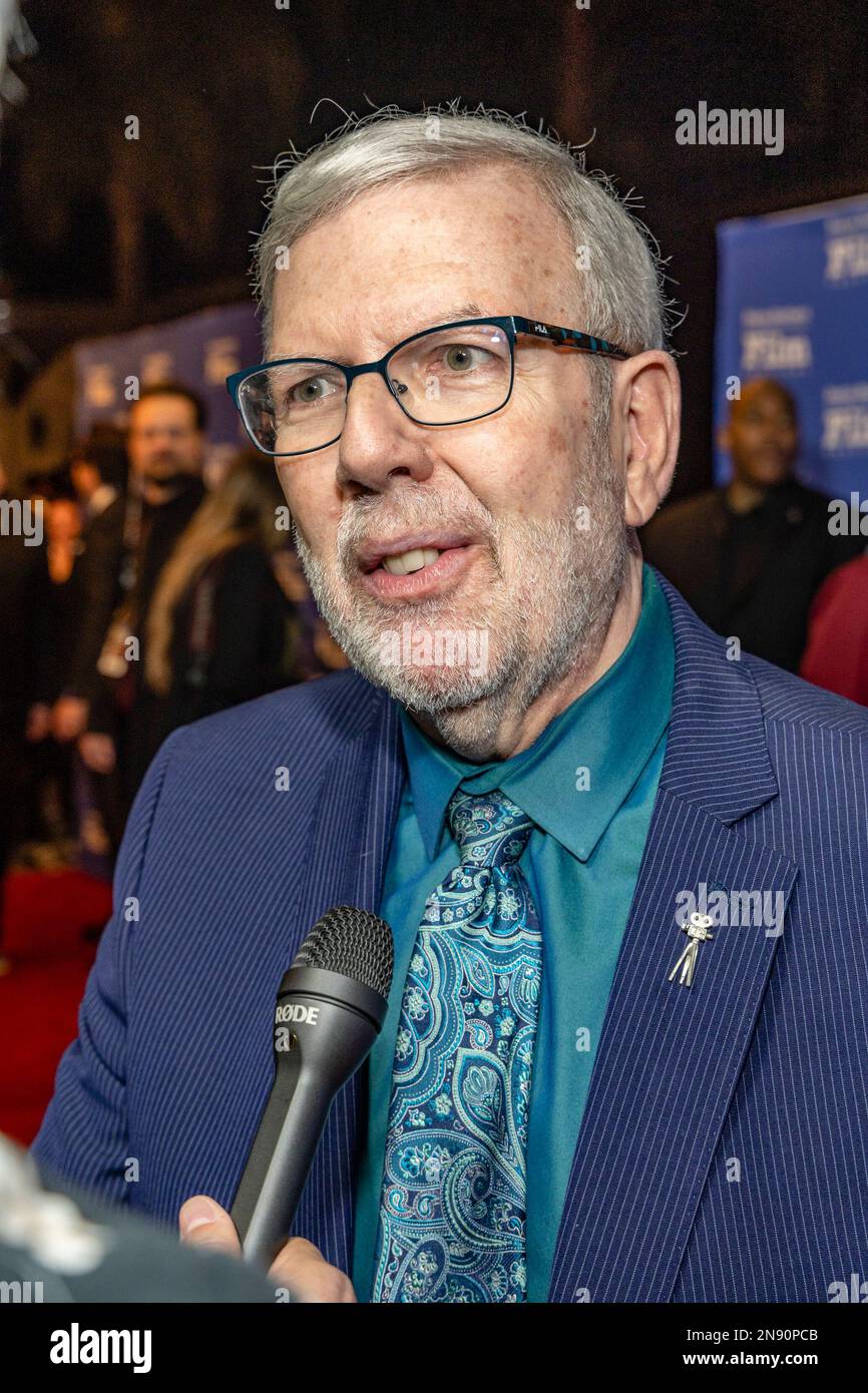 Santa Barbara, Stati Uniti. 11th Feb, 2023. Leonard Maltin (moderatore) arriva al festival internazionale del cinema di Santa Barbara del 2023 per onorare Jamie Lee Curtis con il Maltin Modern Master Award presso l'Arlington Theatre il 11 febbraio 2023 a Santa Barbara, California. (Foto di Rod Rolle/Sipa USA) Credit: Sipa USA/Alamy Live News Foto Stock