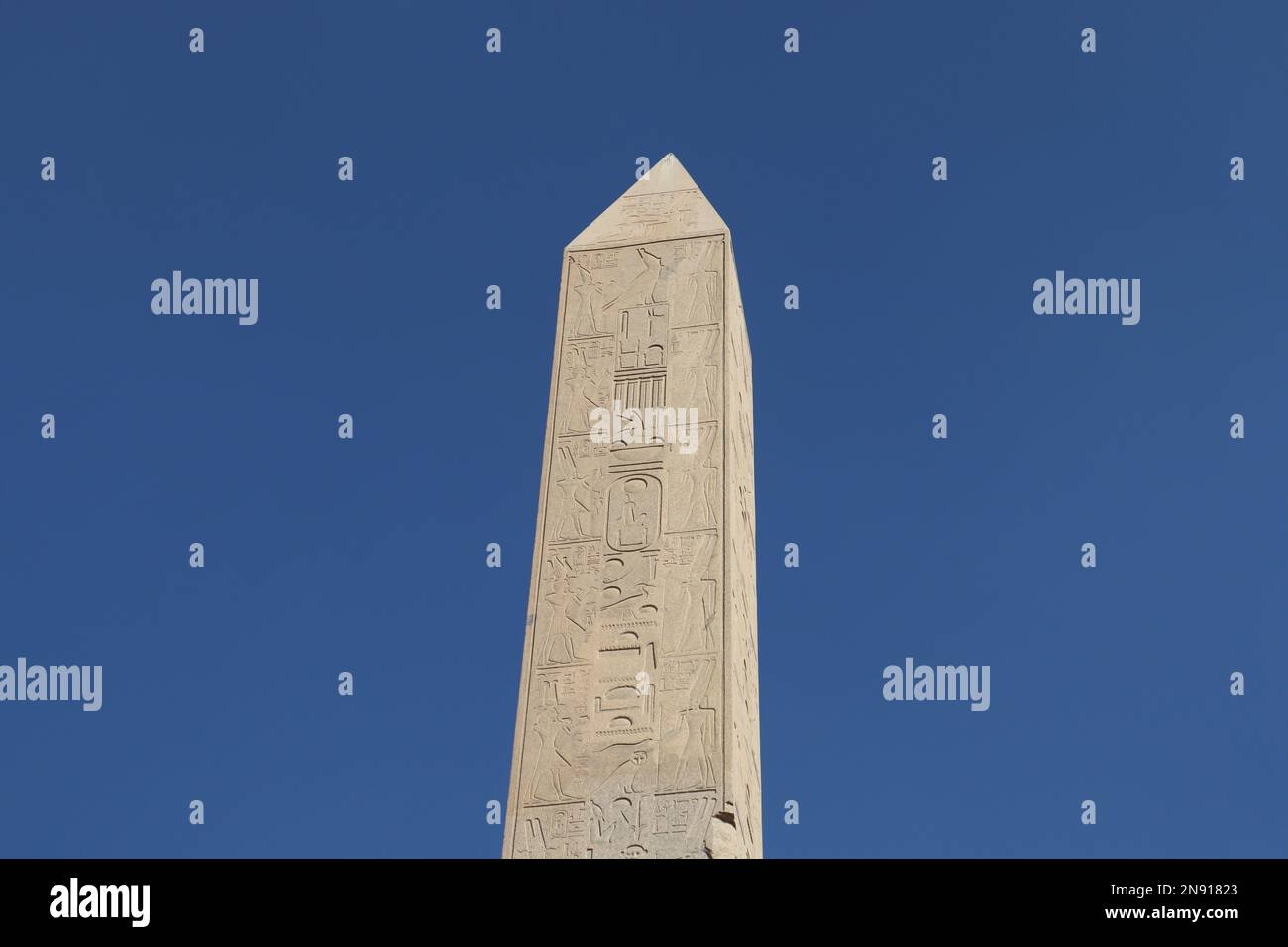 Antico obelisco egiziano al tempio di Karnak a Luxor, Egitto Foto Stock