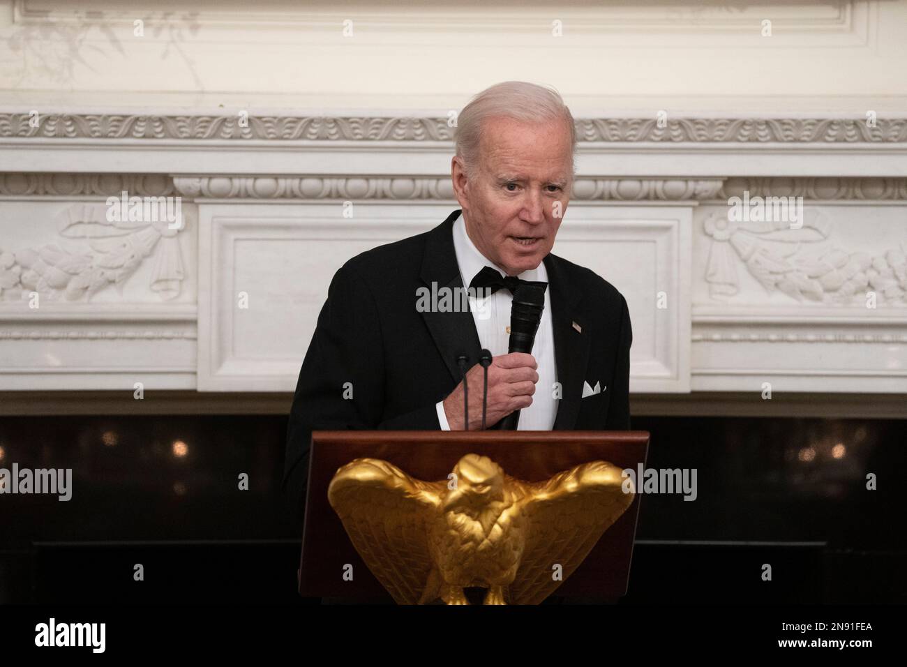 Il presidente degli Stati Uniti Joe Biden accoglie i governatori e i loro coniugi per una cena alla Casa Bianca durante l'incontro invernale della National Governors Association a Washington, DC il 11 febbraio 2023. Credito: Chris Kleponis/Pool tramite CNP/MediaPunch Foto Stock