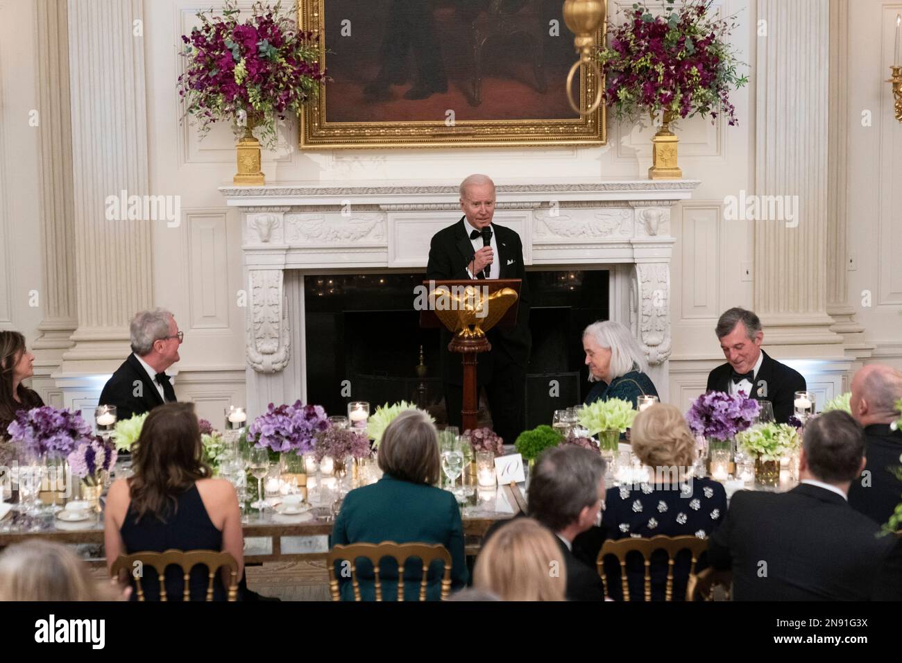 Il presidente degli Stati Uniti Joe Biden accoglie i governatori e i loro coniugi per una cena alla Casa Bianca durante l'incontro invernale della National Governors Association a Washington, DC il 11 febbraio 2023. Credito: Chris Kleponis/Pool tramite CNP/MediaPunch Foto Stock