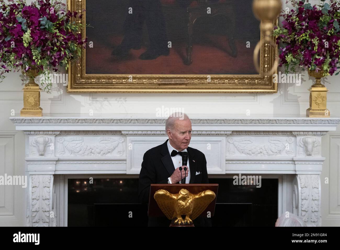 Il presidente degli Stati Uniti Joe Biden accoglie i governatori e i loro coniugi per una cena alla Casa Bianca durante l'incontro invernale della National Governors Association a Washington, DC il 11 febbraio 2023. Credito: Chris Kleponis/Pool tramite CNP/MediaPunch Foto Stock