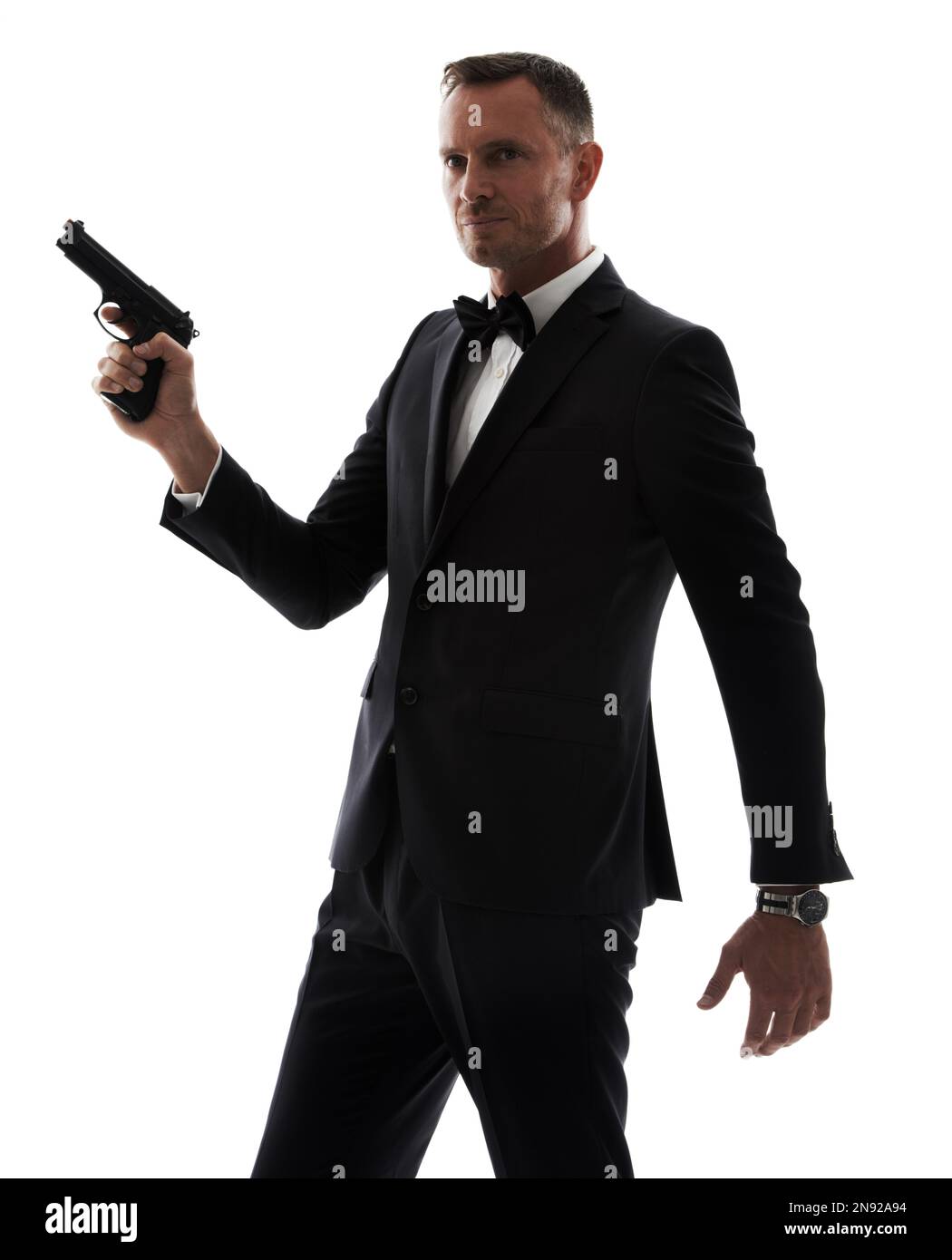 Uomo professionale con pistola isolato su sfondo bianco per agente di servizio segreto, sicurezza o uomo d'affari criminale. Investigazione persona detective Foto Stock