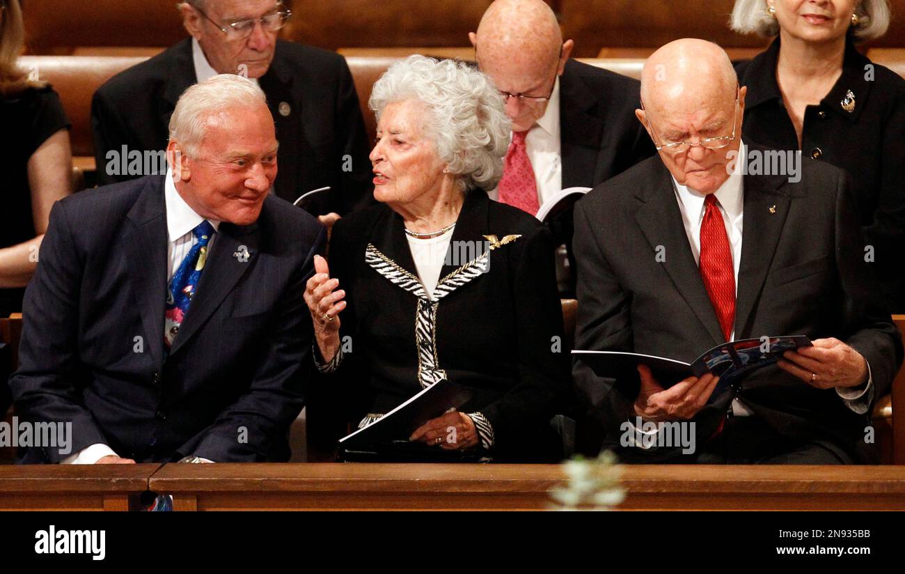 Annie Glenn, wife of astronaut and former Ohio Sen. John Glenn, right, chats with astronaut Buzz Aldrin, at the Washington National Cathedral in Washington, Thursday, Sept. 13, 2012, before a national memorial service for the first man to walk on the moon, Neil Armstrong. (AP Photo/Ann Heisenfelt) Foto Stock