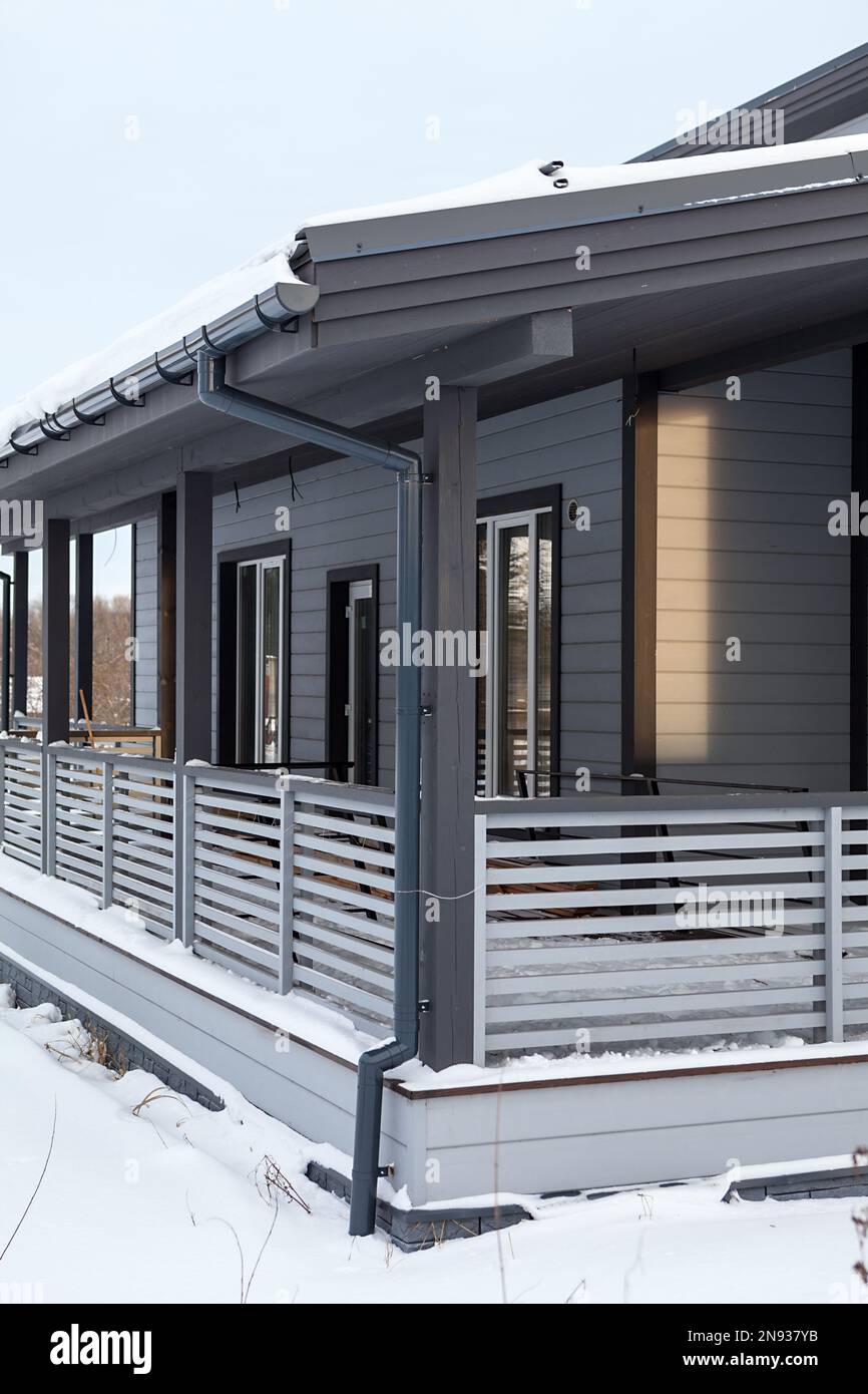 Veranda coperta del cottage nella stagione invernale Foto Stock