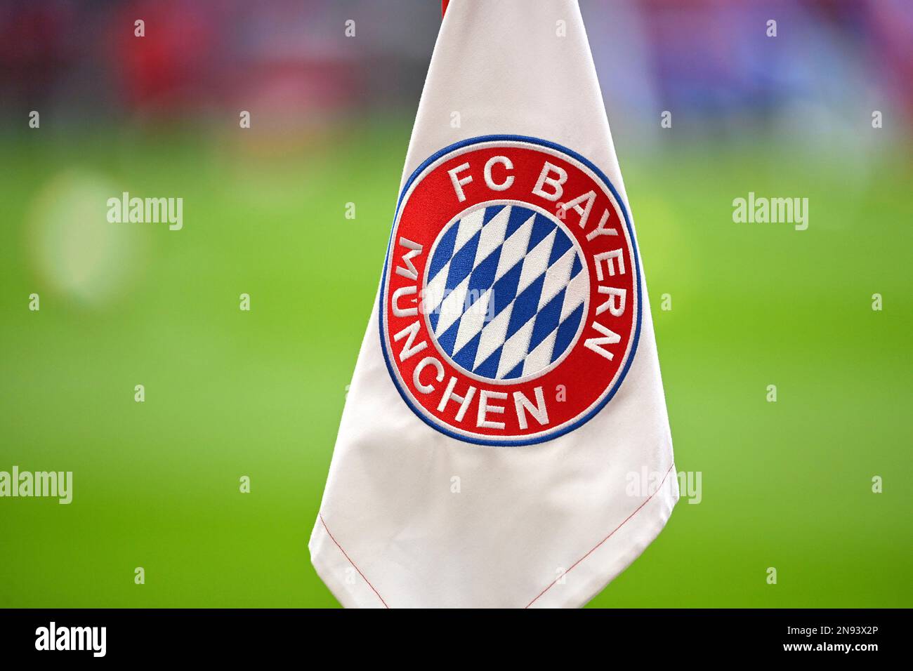 Monaco, Germania. 11th Feb, 2023. Motivo bordo, caratteristica: Bandiera d'angolo con stemma FCB club. Manto di mascelle. Calcio 1st Bundesliga stagione 2022/2023, 20th matchday, matchday20, FC Bayern Monaco - VFL Bochum 3-0 il 02/11/2023, ALLIANZAREN A. ? Credit: dpa/Alamy Live News Foto Stock
