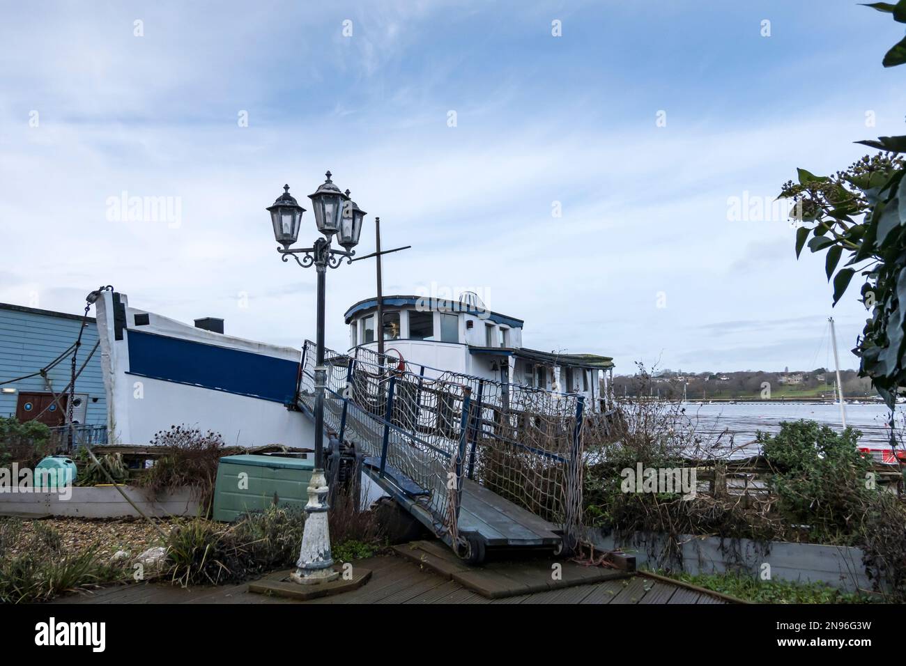Vecchia barca da lavoro fatta in barca galleggiante Petrendra, porto di Bembridge, isola di Bembridge di Wight Foto Stock
