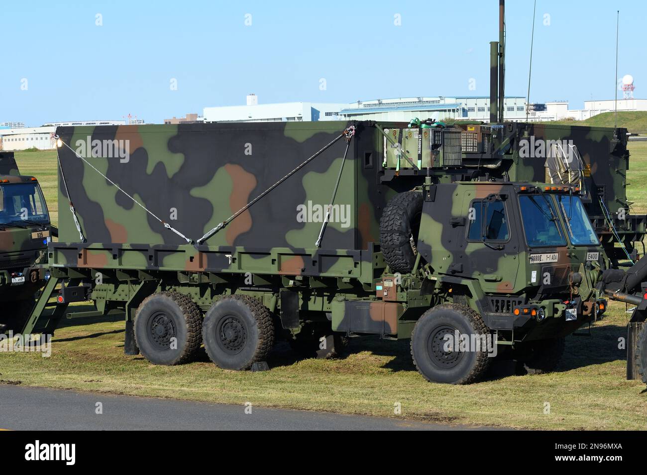 Prefettura di Kanagawa, Giappone - 25 ottobre 2020: US Army Oshkosh FMTV (Famiglia di veicoli tattici medi) M1085 6x6 camion con cabina blindata con riparo. Foto Stock