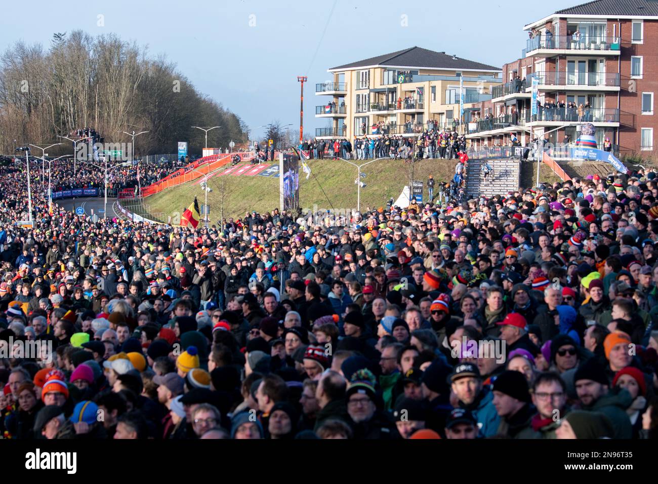 Un singolo pilota sale le scale in un mare di tifosi al Cyclocross World Championships di Hoogerheide Foto Stock