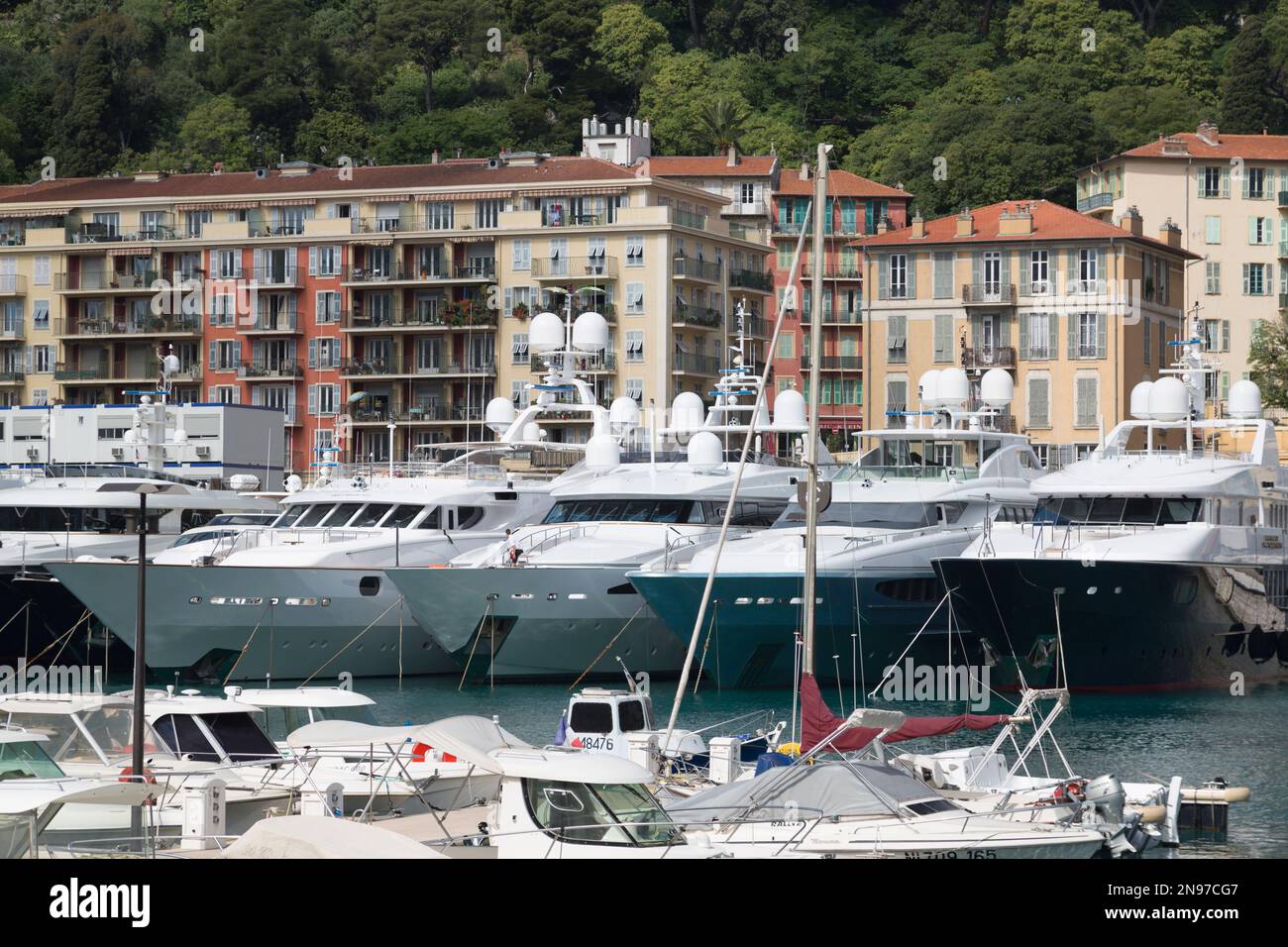 Francia, Nizza, yacht e il porto. Foto Stock
