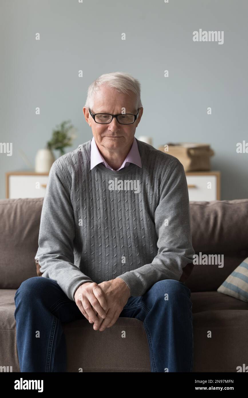 Pensionato uomo anziano in pensione in occhiali e abiti eleganti casual Foto Stock