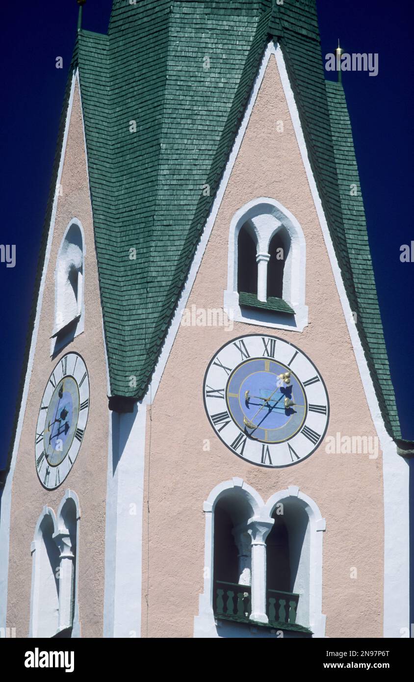 Austria, Tirolo, una tipica chiesa tirolese come si vede intorno a Innsbruck. Foto Stock