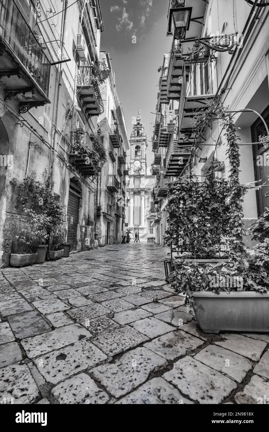 Un vicolo del centro storico di Palermo, in Sicilia Foto Stock