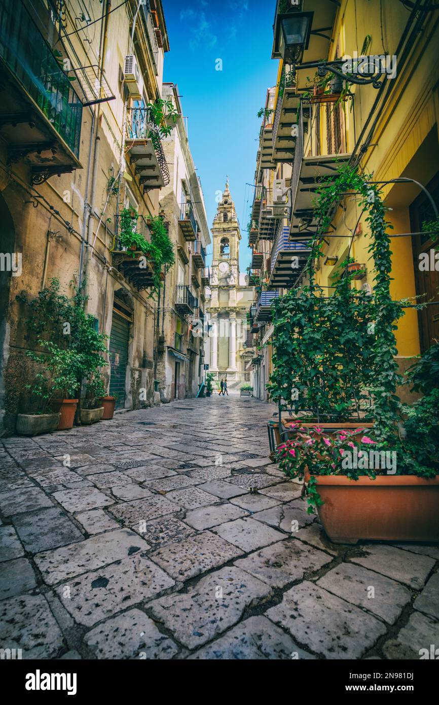 Un vicolo del centro storico di Palermo, in Sicilia Foto Stock