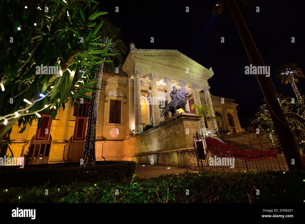 Vista notturna del Teatro massimo di Palermo Foto Stock