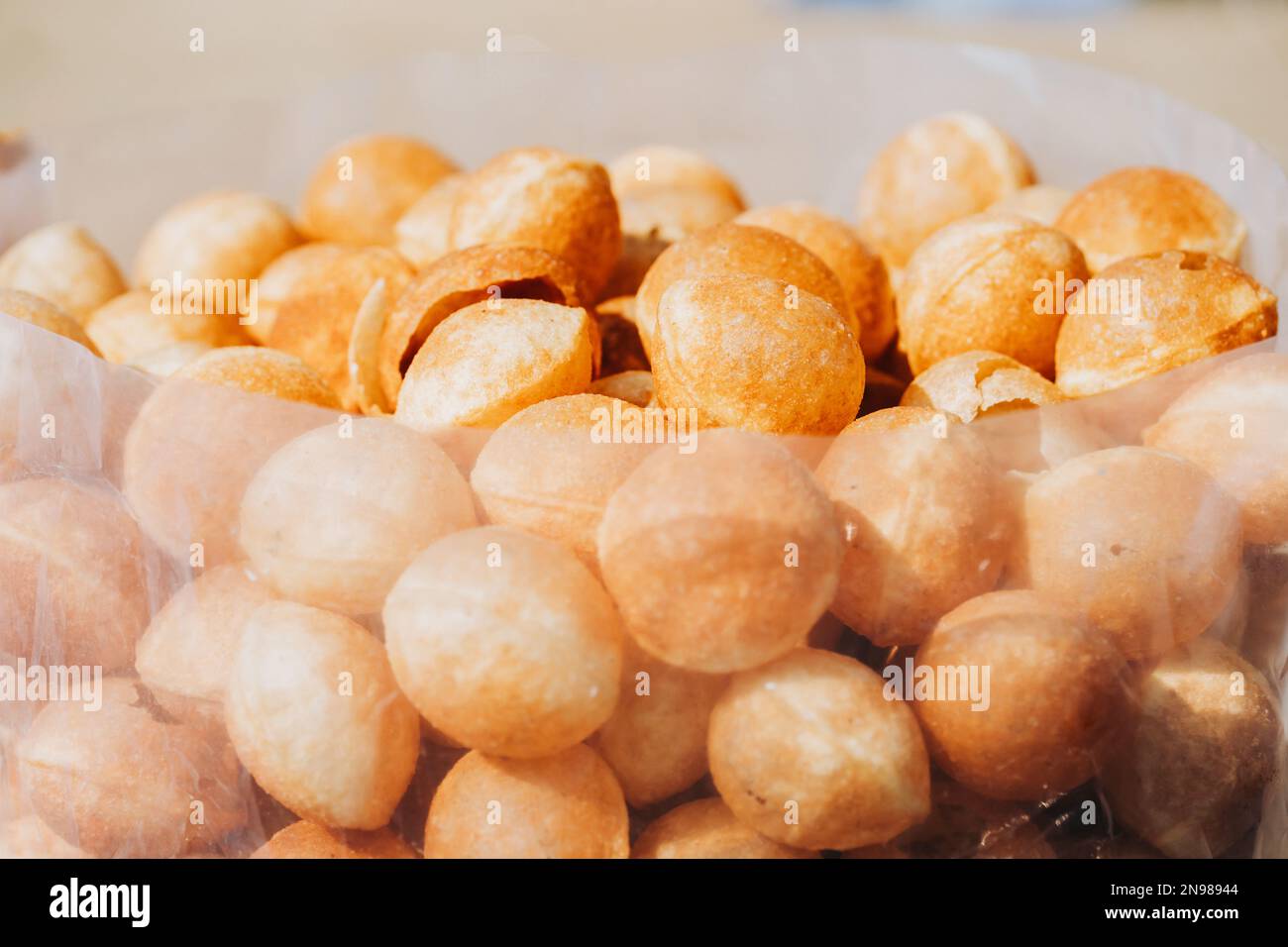 Pani puri, un popolare snack di strada dell'India Foto Stock
