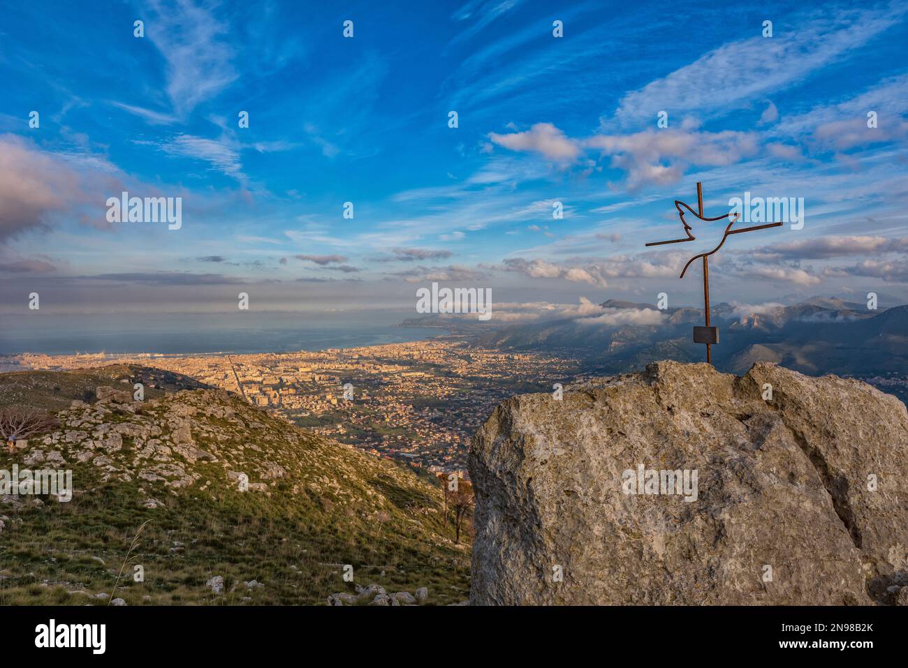 Vista da un punto panoramico sulla città di Palermo, in Sicilia Foto Stock