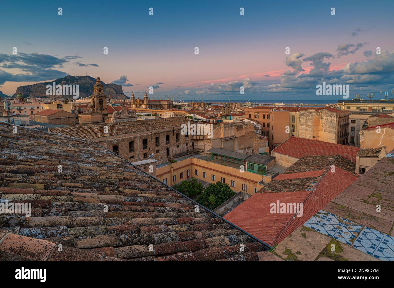 La città di Palermo vista dai tetti al crepuscolo, la Sicilia Foto Stock