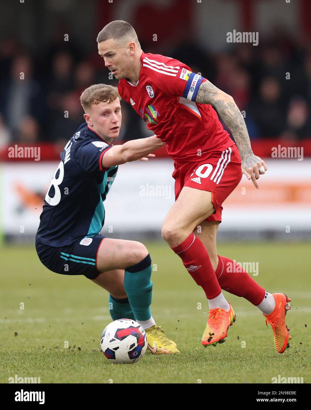 Ben Gladwin di Crawley Town in azione durante la partita della EFL League Two tra Crawley Town e Crewe Alexandra al Broadfield Stadium di Crawley. 11th febbraio 2023 Foto Stock