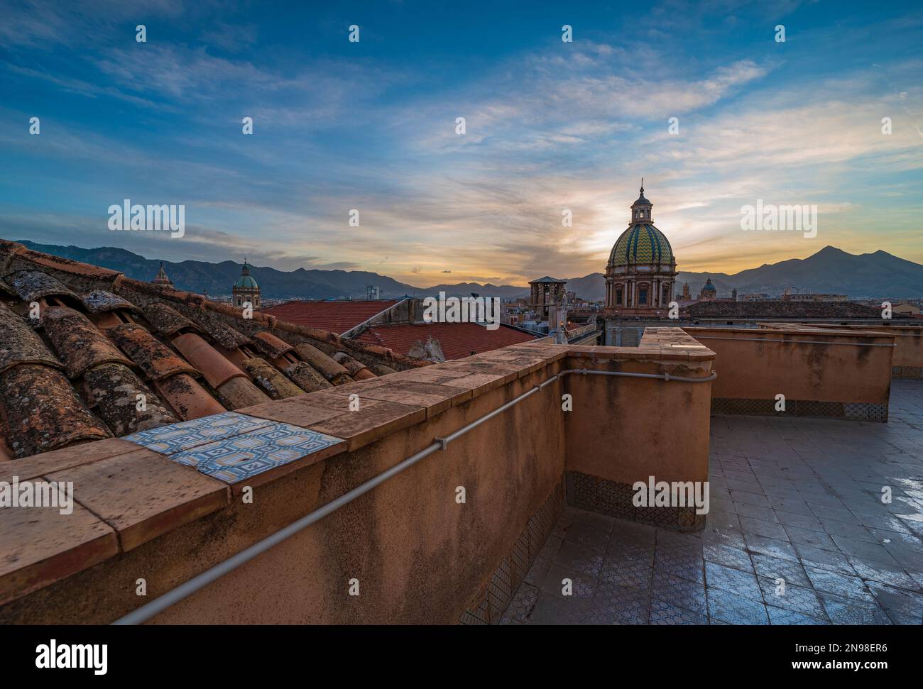 La città di Palermo vista dai tetti al crepuscolo, la Sicilia Foto Stock