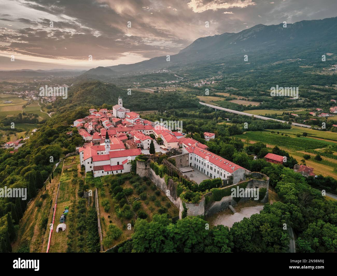 Paesaggio della valle Vipava. Bella città medievale in cima alla collina. Foto Stock