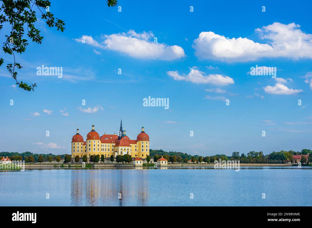 Il famosissimo Castello di Moritzburg vicino a Dresda, location del film classico "tre nocciole per Cenerentola", Moritzburg, Sassonia, Germania. Foto Stock