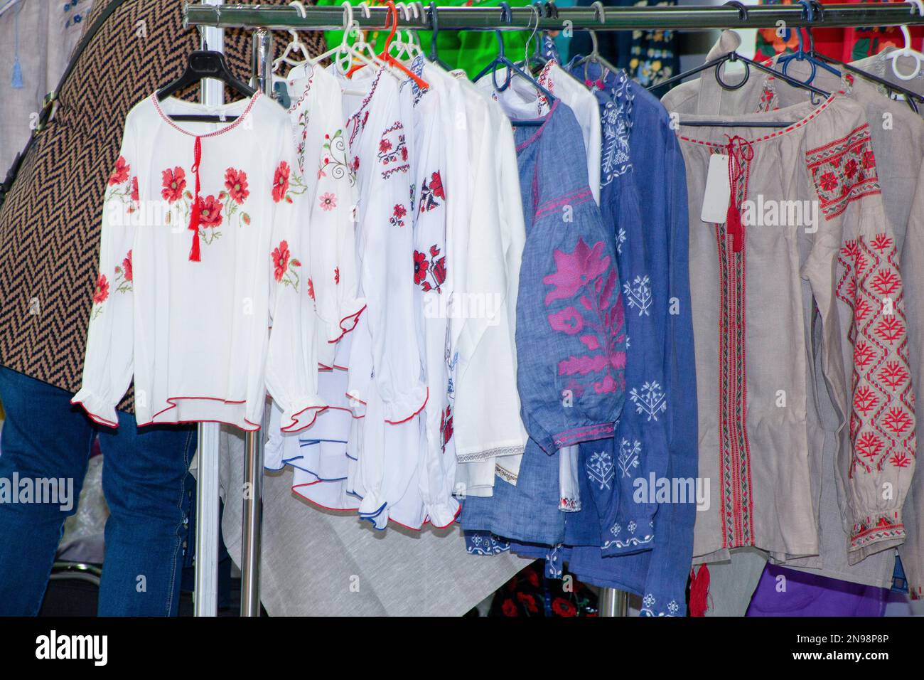 Vyshyvanka è un abito nazionale tradizionale ucraino. Un set di diverse bluse ricamate. Etnico Ucraina abiti sfondo. Abiti e camicie da ricamo Foto Stock