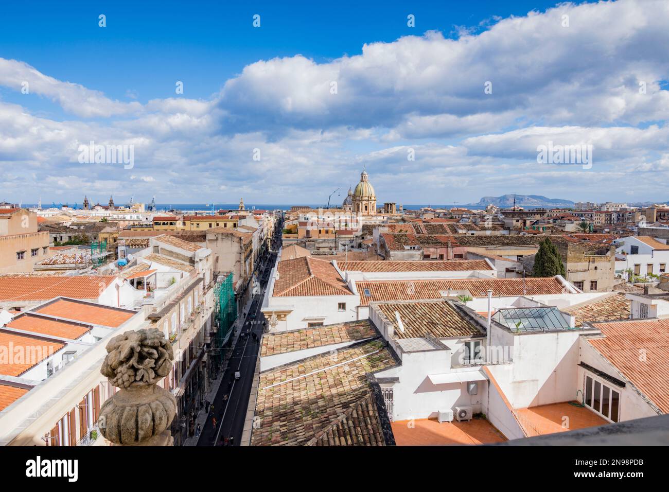 Skyline della città di Palermo visto dai tetti, la Sicilia Foto Stock