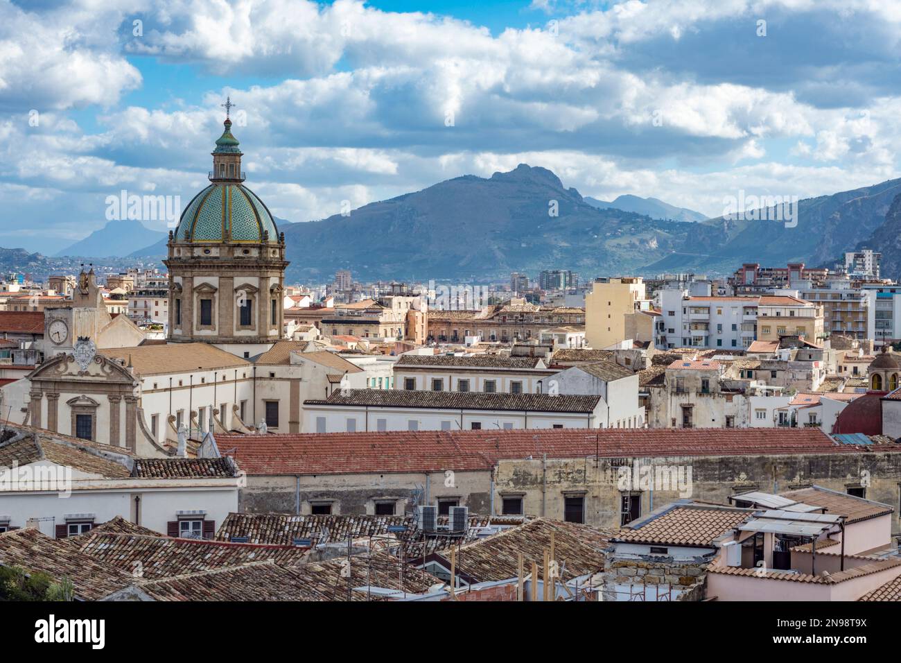 Skyline della città di Palermo visto dai tetti, la Sicilia Foto Stock