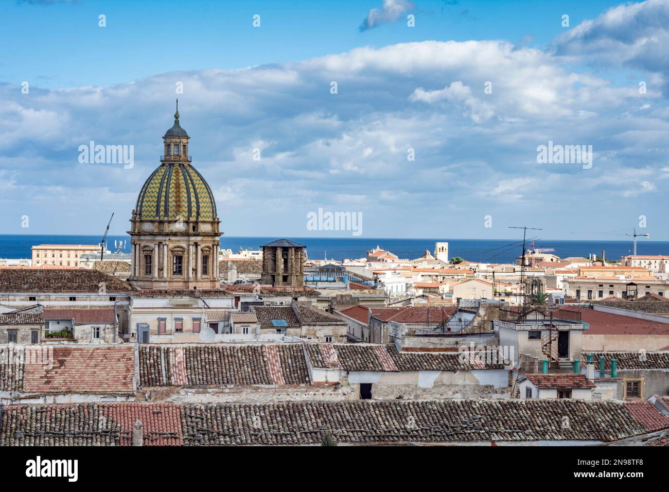 Skyline della città di Palermo visto dai tetti, la Sicilia Foto Stock