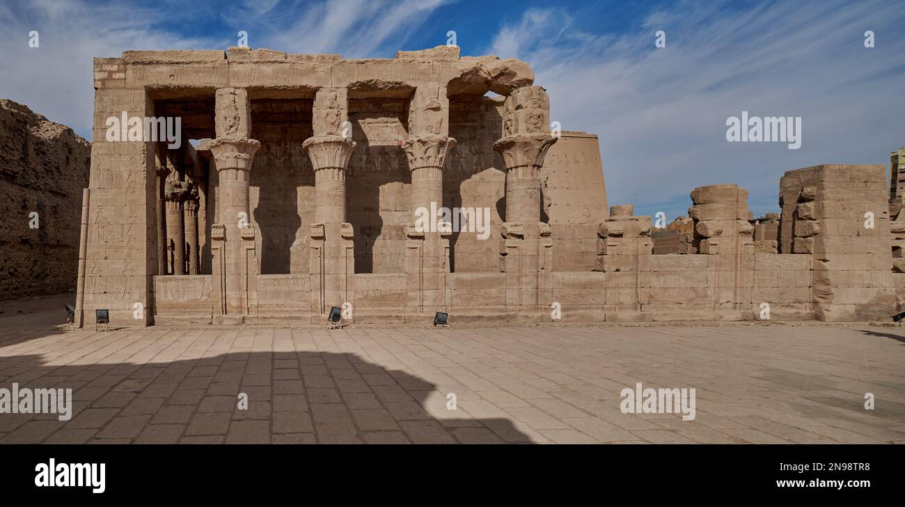 Il Tempio di Edfu in Edfu, Egitto vista di luce naturale esterna che mostra la casa di nascita (mammisi di Edfu Tempio) situato di fronte al tempio principale Foto Stock