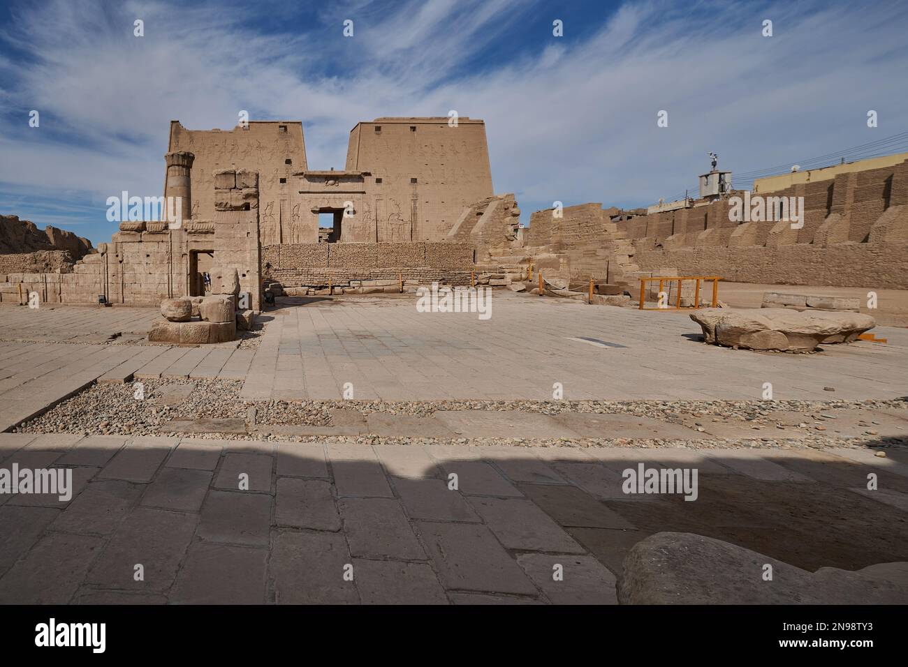 Il Tempio di Edfu in Edfu, Egitto vista di giorno esterno con le nuvole nel cielo sullo sfondo Foto Stock