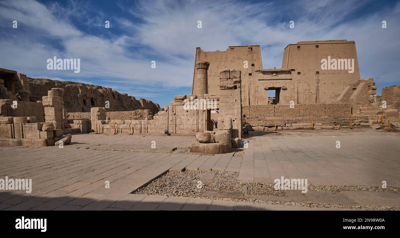 Tempio di Edfu , Edfu, Egitto vista luce del giorno con le nuvole nel cielo Foto Stock