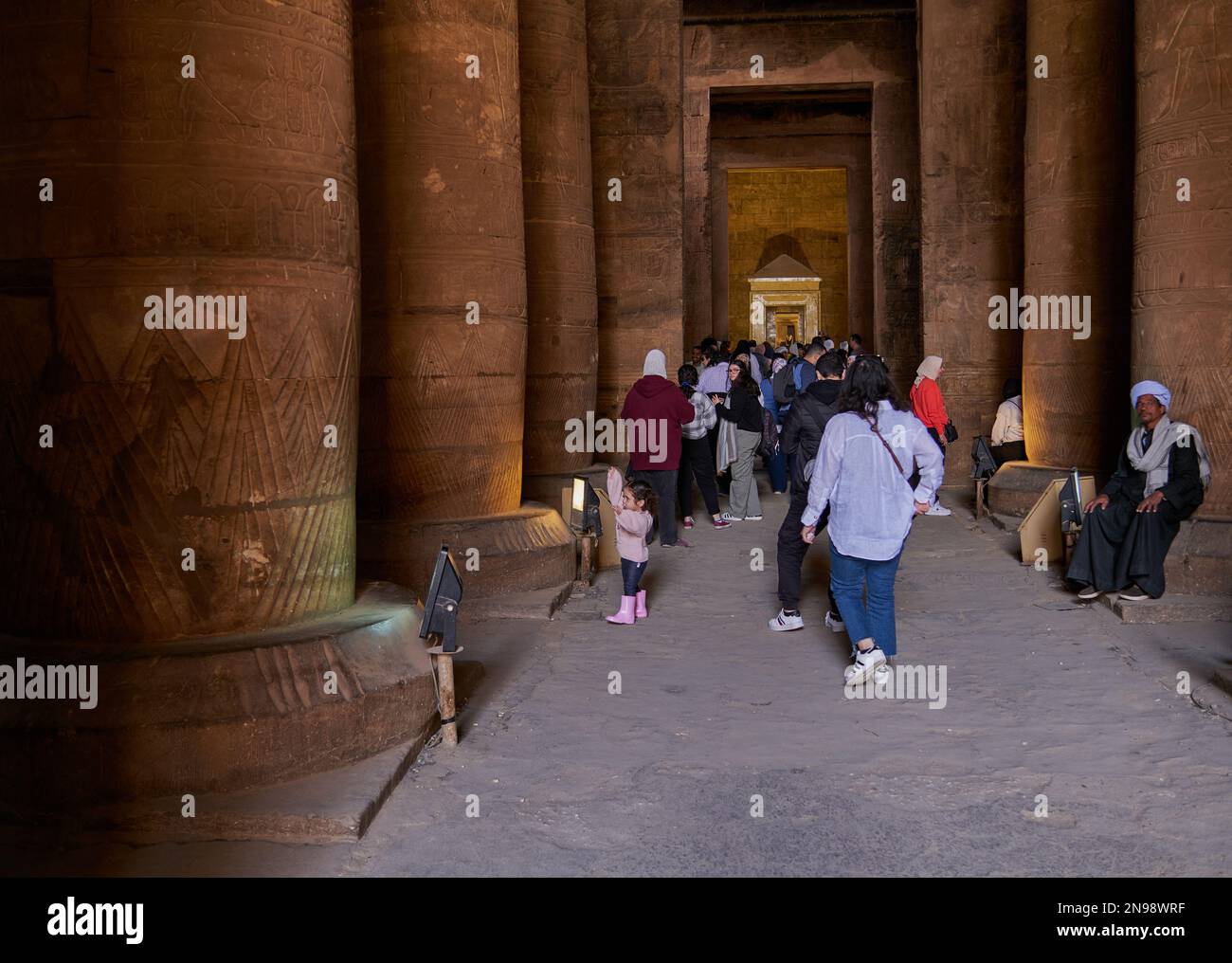 Il Tempio di Edfu in Edfu, corridoio di entrata principale dell'Egitto con i visitatori a piedi Foto Stock