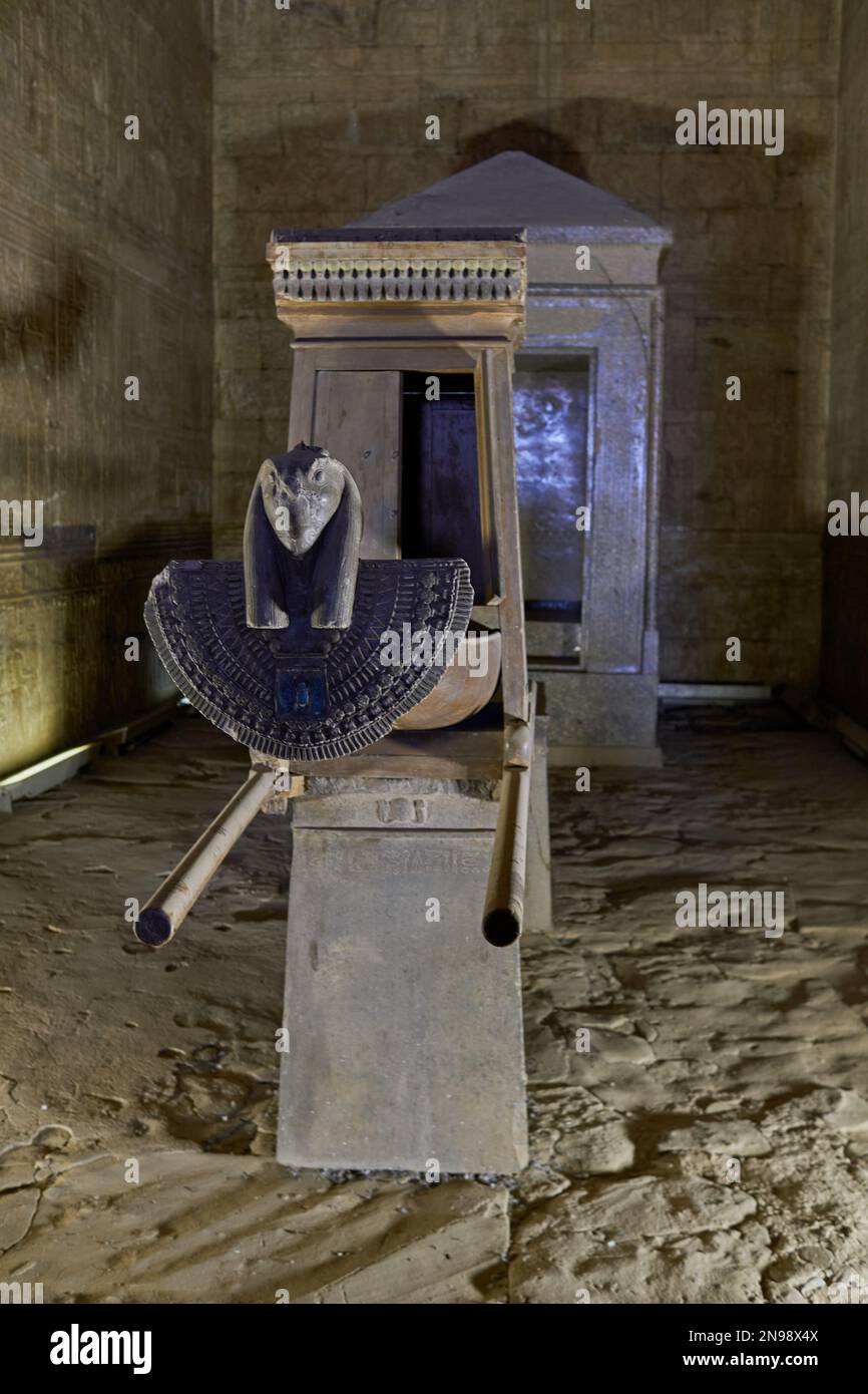 Il santuario nel centro del Tempio di Edfu, Edfu, Egitto Foto Stock