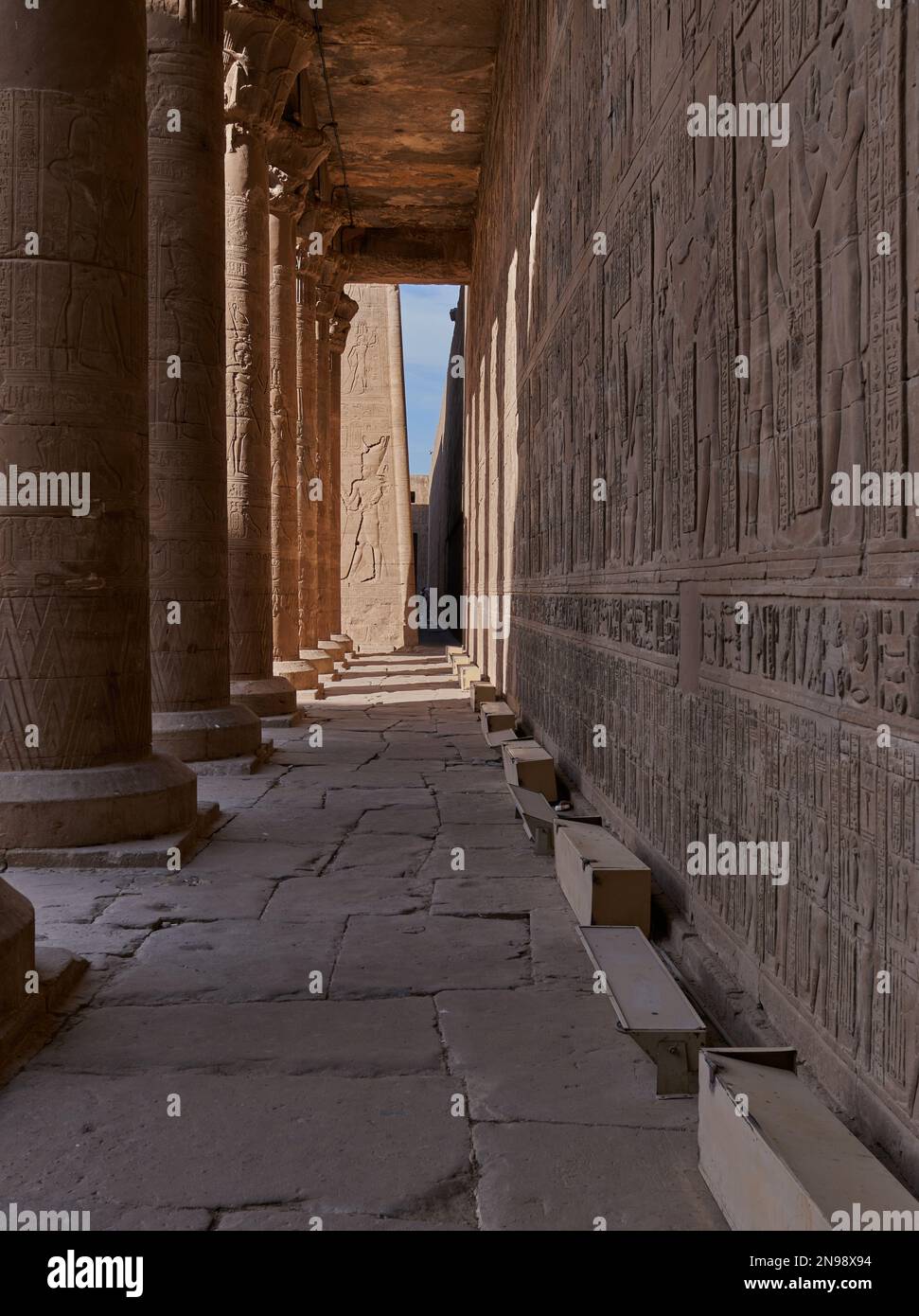 Il Tempio di Edfu in Edfu, Egitto , i dettagli delle iscrizioni sulle sue pareti forniscono informazioni importanti sulla lingua, il mito e la religione . Foto Stock